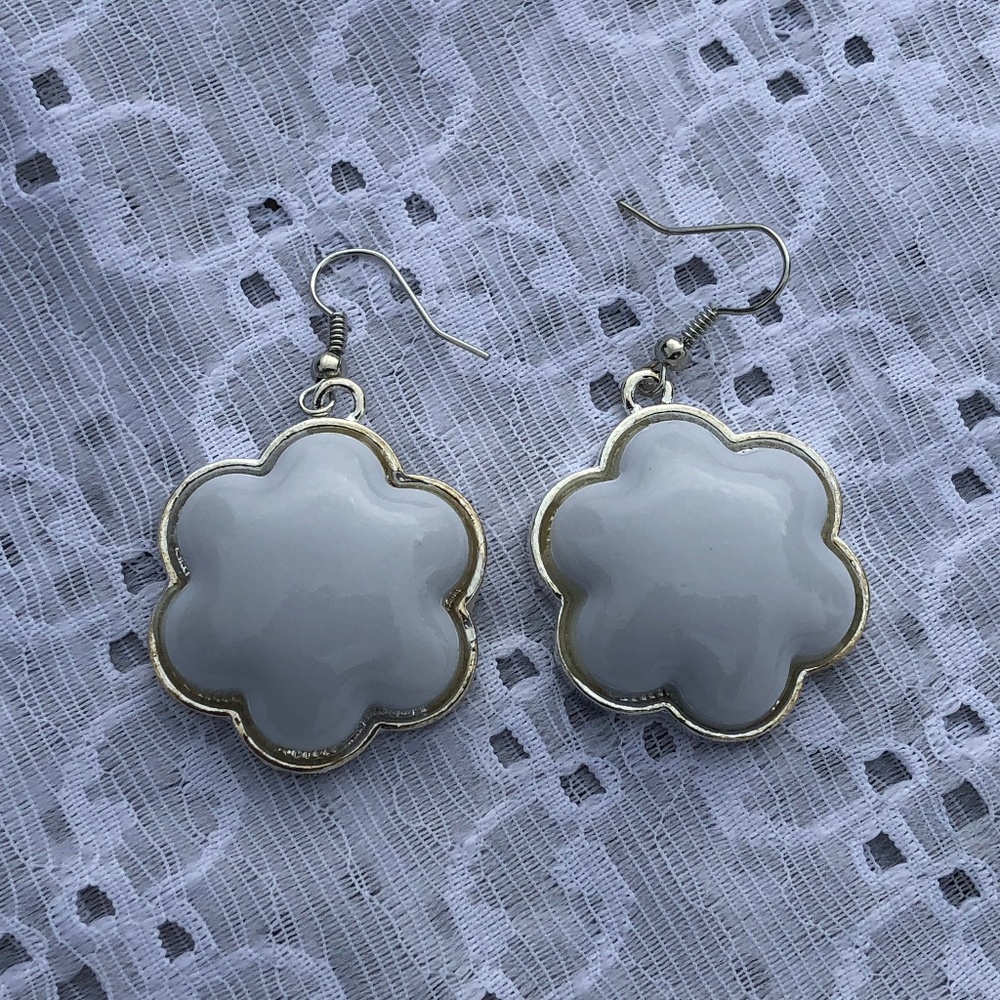Adorable Flower Dangle Pierced Earrings